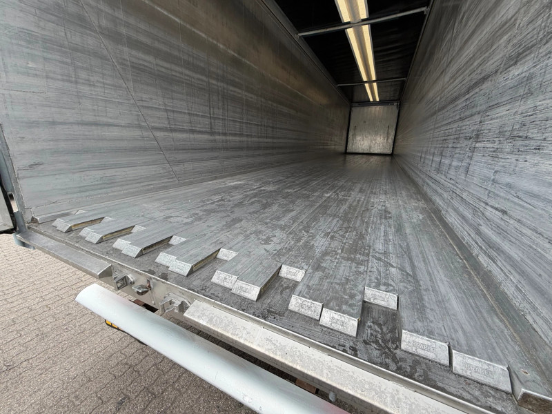 Cracker N/A K-Force 92 m³ Cargo Floor 10 mm 37,102 km! Lift Axle