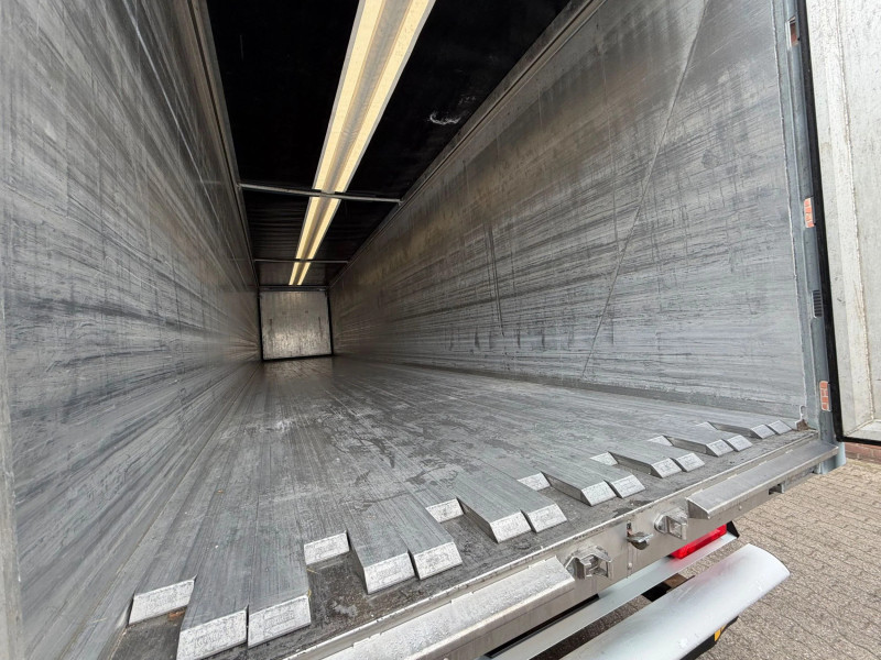 Cracker N/A K-Force 92 m³ Cargo Floor 10 mm 37,102 km! Lift Axle