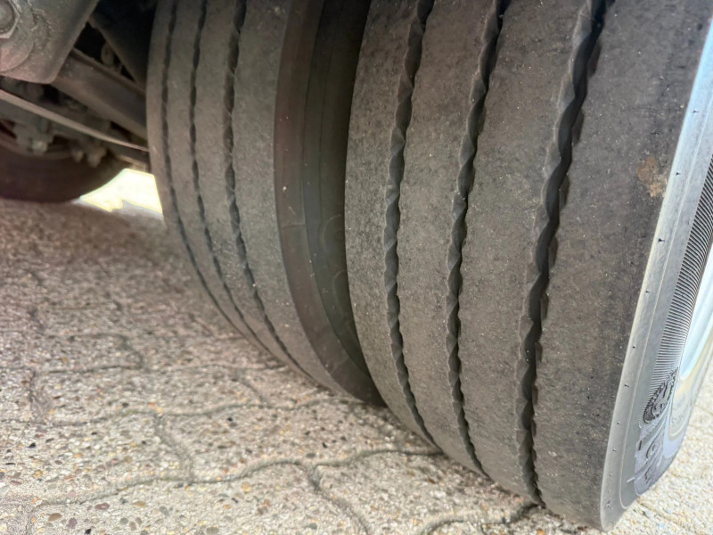 Mercedes-Benz Antos 2835 6X2 +2023 Noyens+Moffett M4 Kooiaap APK/TÜV 4-2027