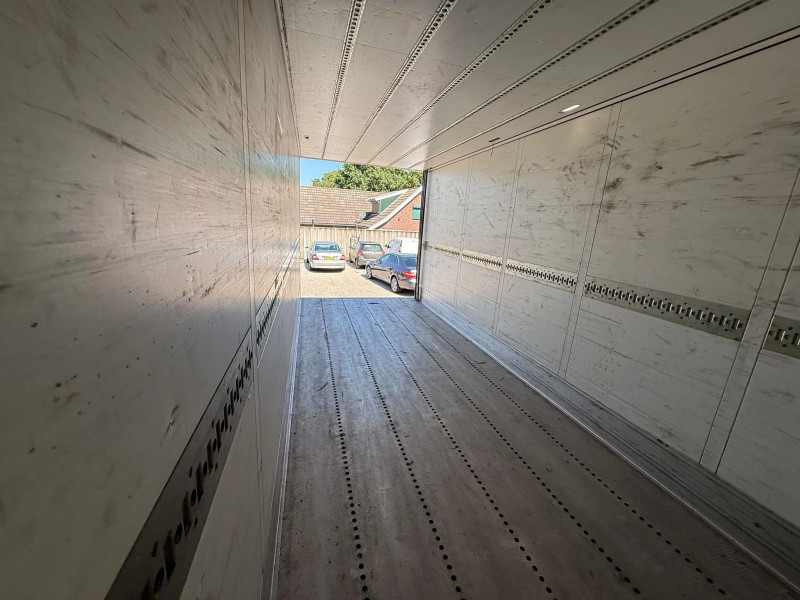 Schmitz Cargobull SKO 24 Thermo King A400 Lift Axle 2T Tailgate Pallet Box 270H 250B NL Trailer