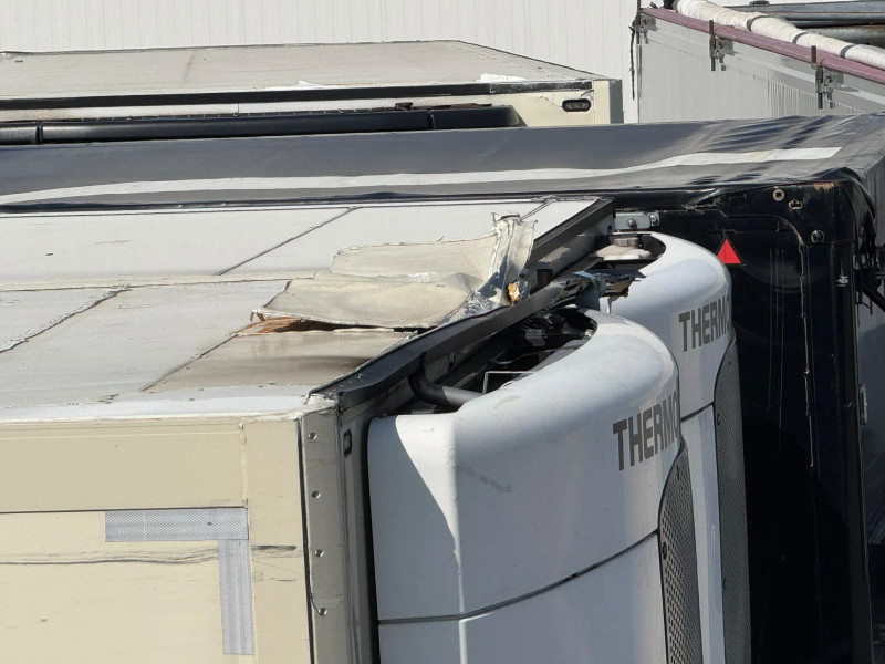 Schmitz Cargobull Thermo King SLXe Spectrum roof damage! Multi-Temp steering column
