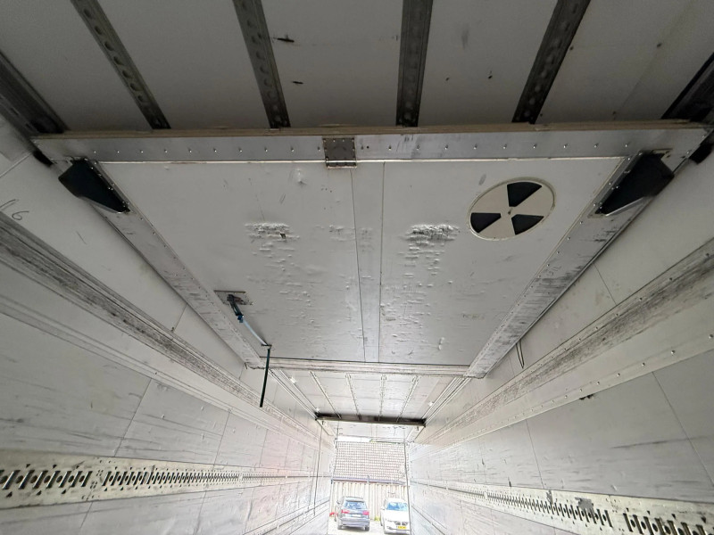 Schmitz Cargobull Thermo King SLXe Spectrum roof damage! Multi-Temp steering column