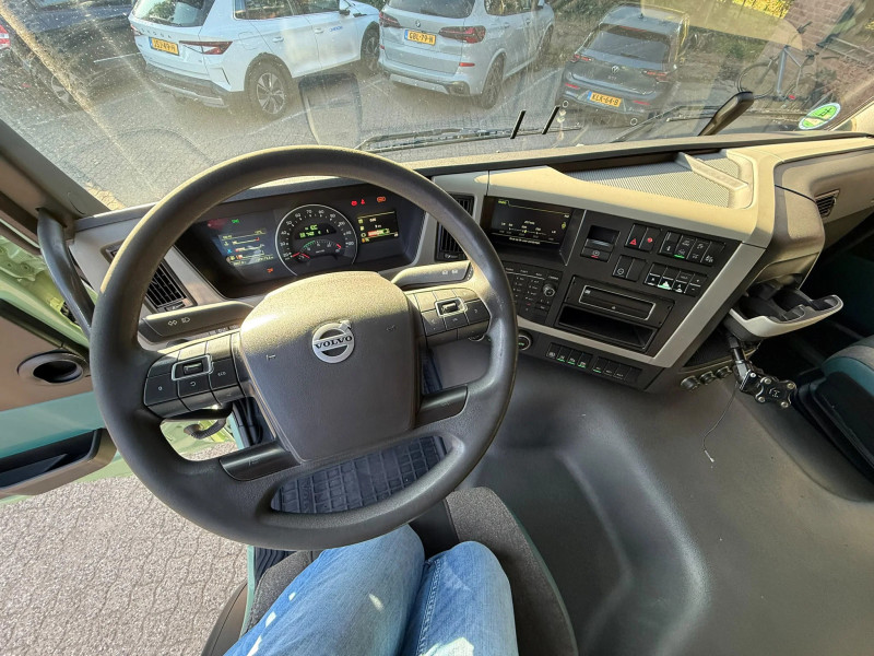 Volvo FM 420 6X2 8.1M Koffer Stuuras