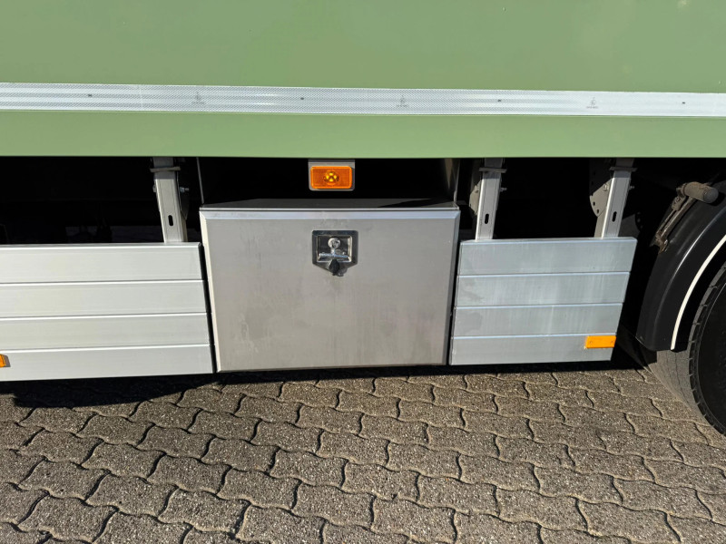 Volvo FM 420 6X2 8.1M Koffer Stuuras
