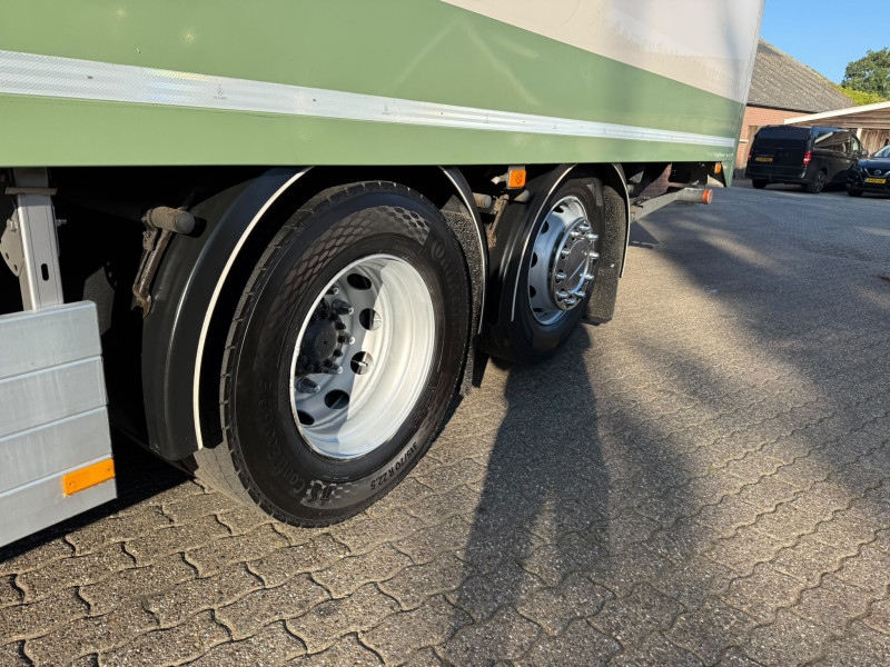 Volvo FM 420 6X2 8.1M Koffer Stuuras