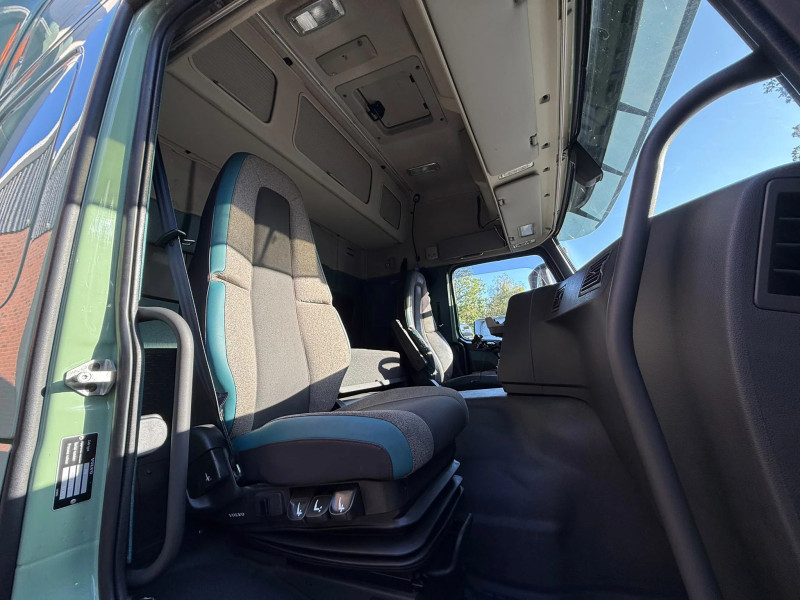 Volvo FM 420 6X2 8.1M Koffer Stuuras