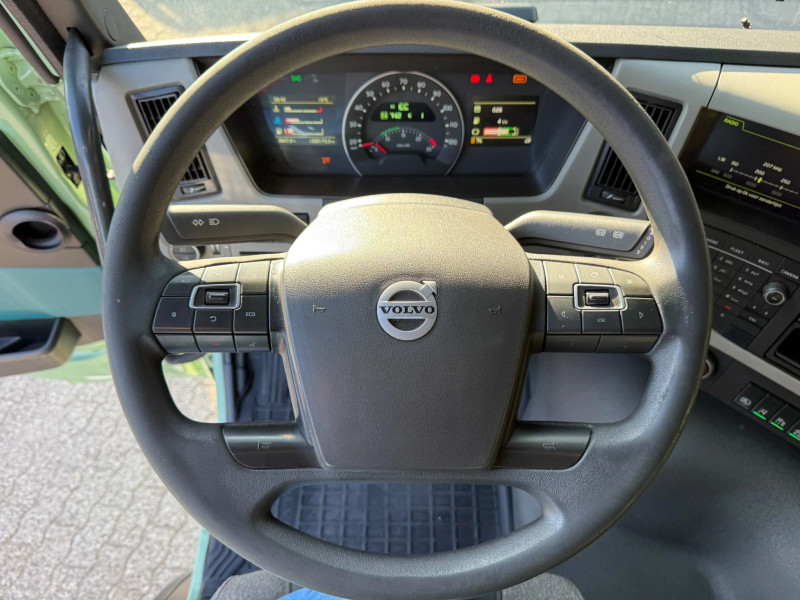 Volvo FM 420 6X2 8.1M Koffer Stuuras