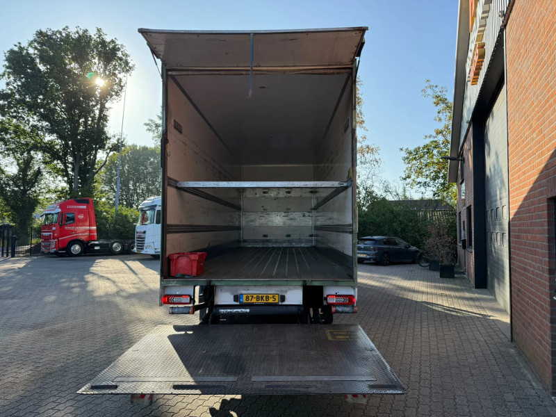 Volvo FM 420 6X2 8.1M Koffer Stuuras